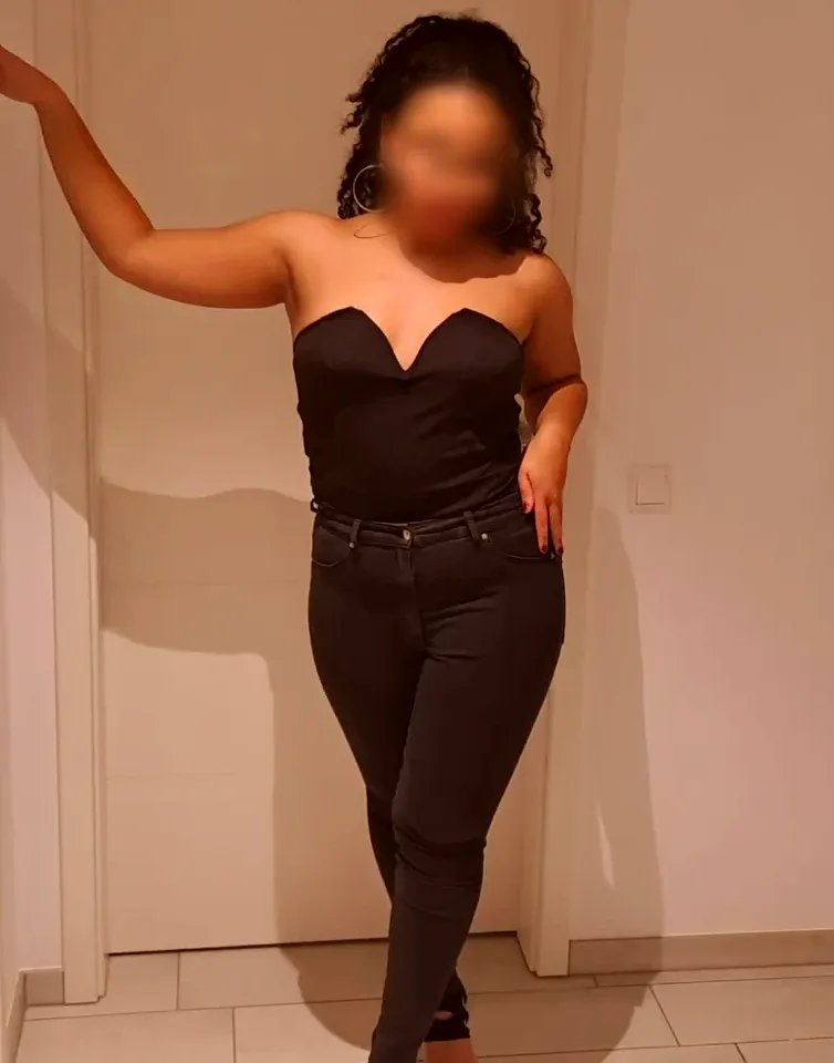 Amber, 27