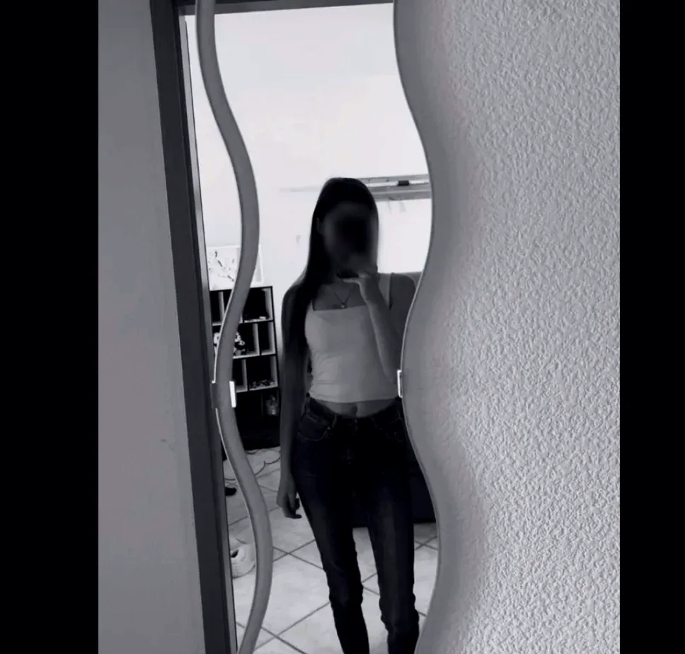 Ella, 25